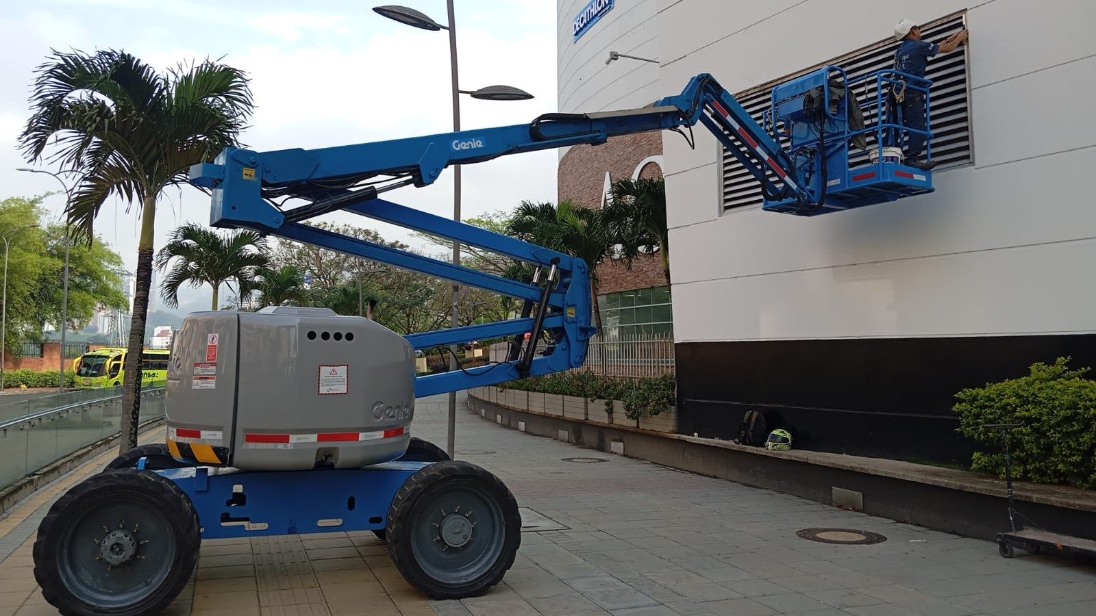 Trabajo en Alturas con Plataformas Elevadoras: Seguridad y Eficiencia