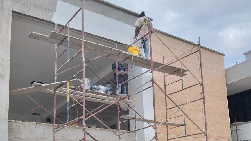 🏗️ Trabaja Seguro en Alturas: El Riesgo de Usar Andamios Tradicionales en Bucaramanga